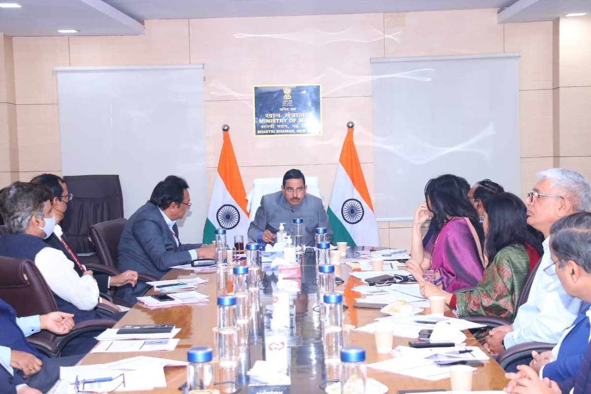 JoshiPralhad's tweet photo. Chaired a meeting with senior officials of @CoalMinistry, CMDs of @CoalIndiaHQ &amp; subsidiary companies. Reviewed coal production, despatch &amp; discussed the course of action to achieve annual target. Directed officials to ensure that the demand of power sector is met on priority. https://t.co/rBzvoz0YDe