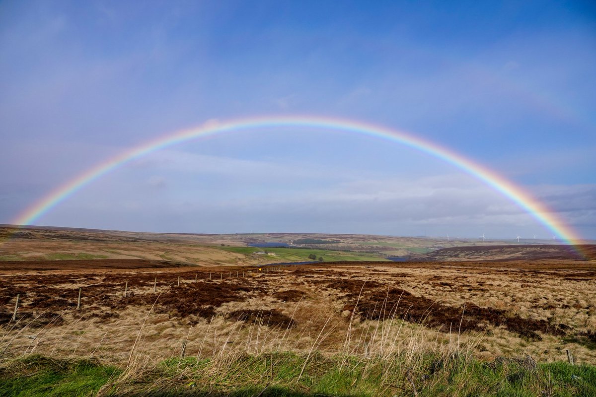 LadybladeIrc's tweet photo. @hudsonweather 
A very vivid rainbow on the Woodhead Pass, near Sheffield yesterday 🌈 https://t.co/NWM70WGDFI