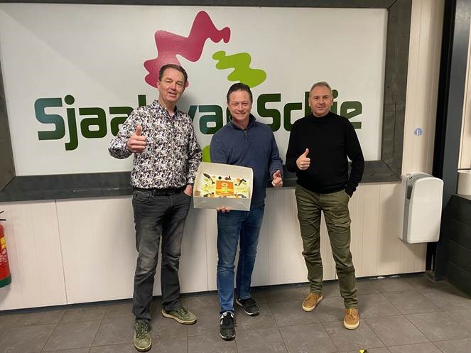 Een mooie nieuwe samenwerking vieren we met taart! Samen met <a href="/iperen_nl/">Van Iperen</a> leveren wij vanaf heden onze biologische oplossingen op de teeltlocaties in Nederland en Portugal bij Sjaak van Schie. 
#biologischegewasbescherming #duurzaamtelen #hortensia #hydrangea #partnerswithnature