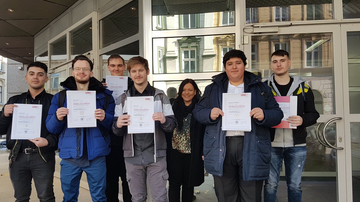 It’s been a while. Wir sind zurück auf Twitter – mit einer tollen Nachricht unserer Lehrlinge: 6 von 6 haben die Lehrabschlussprüfung „Einzelhandel Schwerpunkt Digitaler Verkauf“ geschafft. Gratulation an alle und viel Glück für die berufliche Zukunft. #mehrvomleben