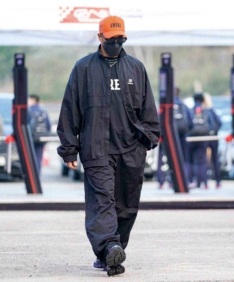 SirLewisUpdates's tweet photo. 📷 I Sir Lewis Hamilton arrives to Day 2 of #F1testing in Barcelona 

📸 Kym Illman
#TeamLH 💜 https://t.co/rBgbv9g1vI