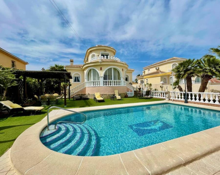 expertvillas's tweet photo. 4 Bedroom Detached Villa for sale in Ciudad Quesada

https://t.co/xRlZLD7NeE

#villa #home #property #realestateinvestment #dreamhome #dreamhouse #forsale #houseforsale #realestatewebsite #secondhome #holidayhome #mediterranean #spain #ciudadquesada #alicante #costablanca #españa https://t.co/3aiJEHLsYC