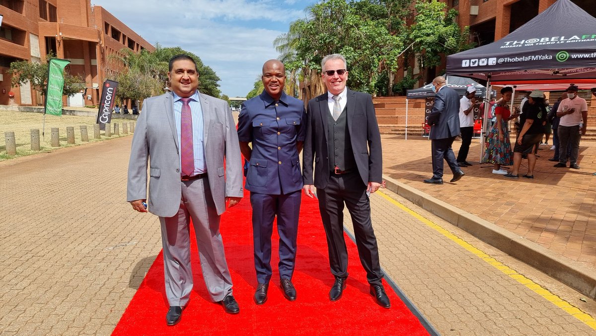 Katlegonyoni_'s tweet photo. Members of the Limpopo Legislature, opposition party leaders and other diginitaries arrive at the Limpopo Legislative Chambers in Lebowakgomo. Premier Stan Mathabatha is about to deliver 2022 #Limsopa #sabcnews https://t.co/OcDC3vSjEv