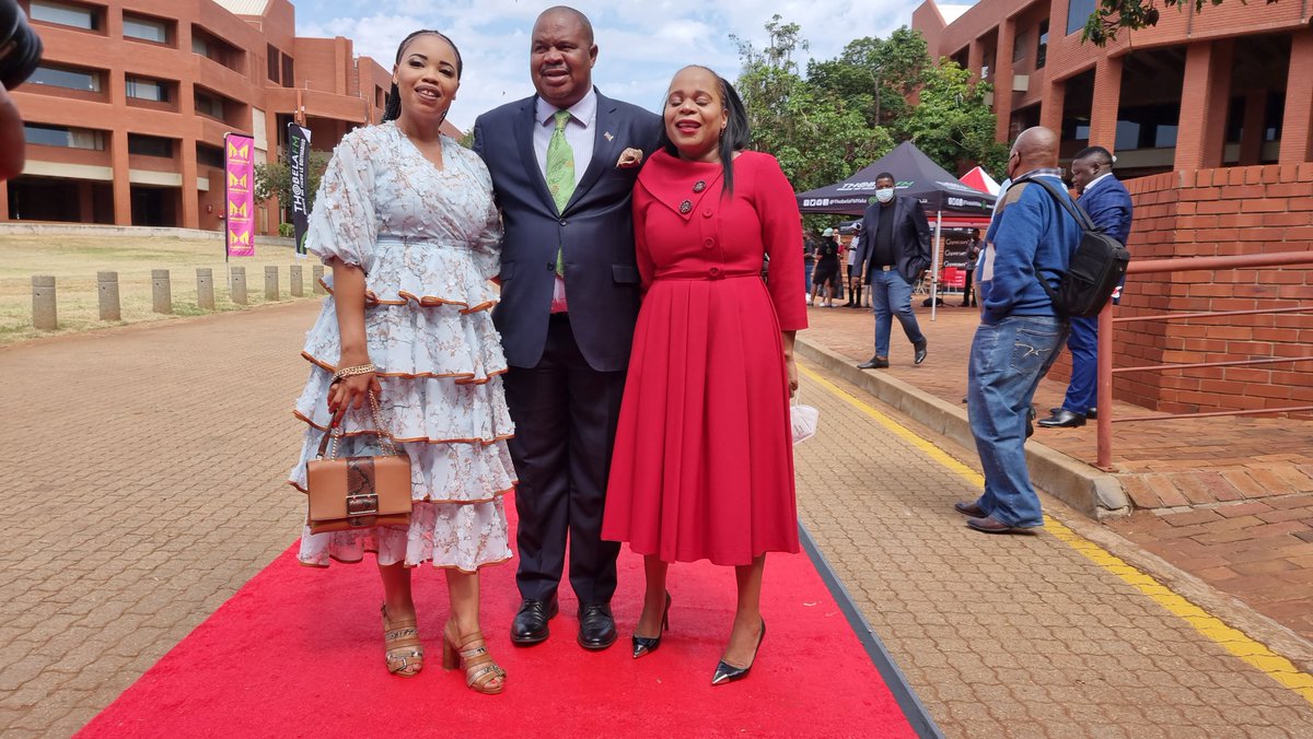 Katlegonyoni_'s tweet photo. Members of the Limpopo Legislature, opposition party leaders and other diginitaries arrive at the Limpopo Legislative Chambers in Lebowakgomo. Premier Stan Mathabatha is about to deliver 2022 #Limsopa #sabcnews https://t.co/OcDC3vSjEv
