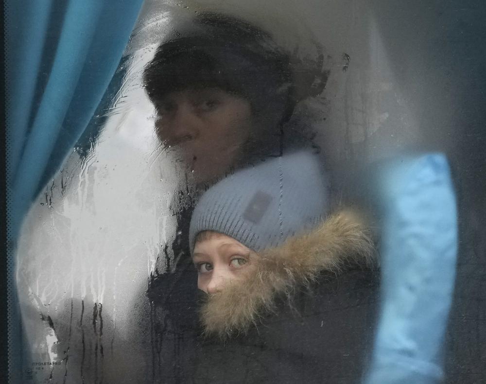 mustafa__bag's tweet photo. Civilians trying to escape. #Ukraine 
(Credit: AP) https://t.co/wu1jzyAIep