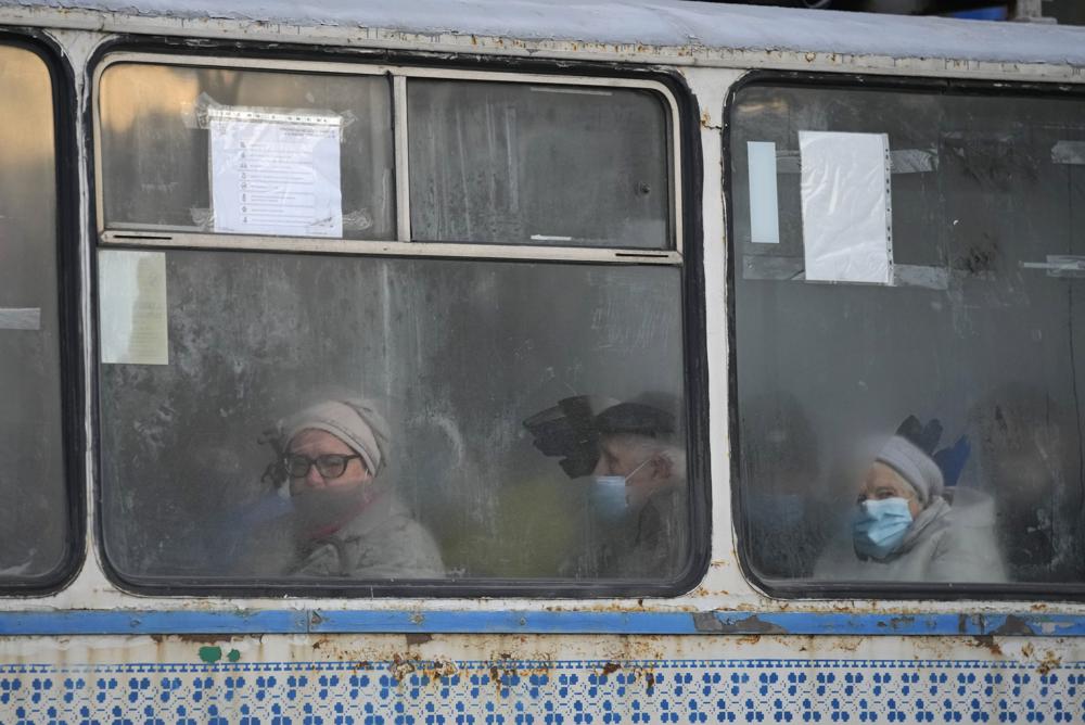 mustafa__bag's tweet photo. Civilians trying to escape. #Ukraine 
(Credit: AP) https://t.co/wu1jzyAIep