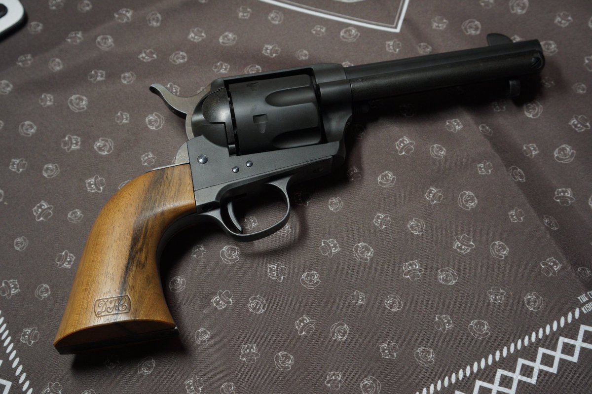 ちなみに購入初期状態との比較。元々HW樹脂部分がザリザリ砂マットだったのをツンツルテンにしてある。 