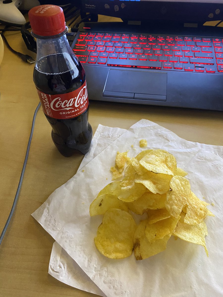 Gamer meal of the day:
Cola and potato chips.