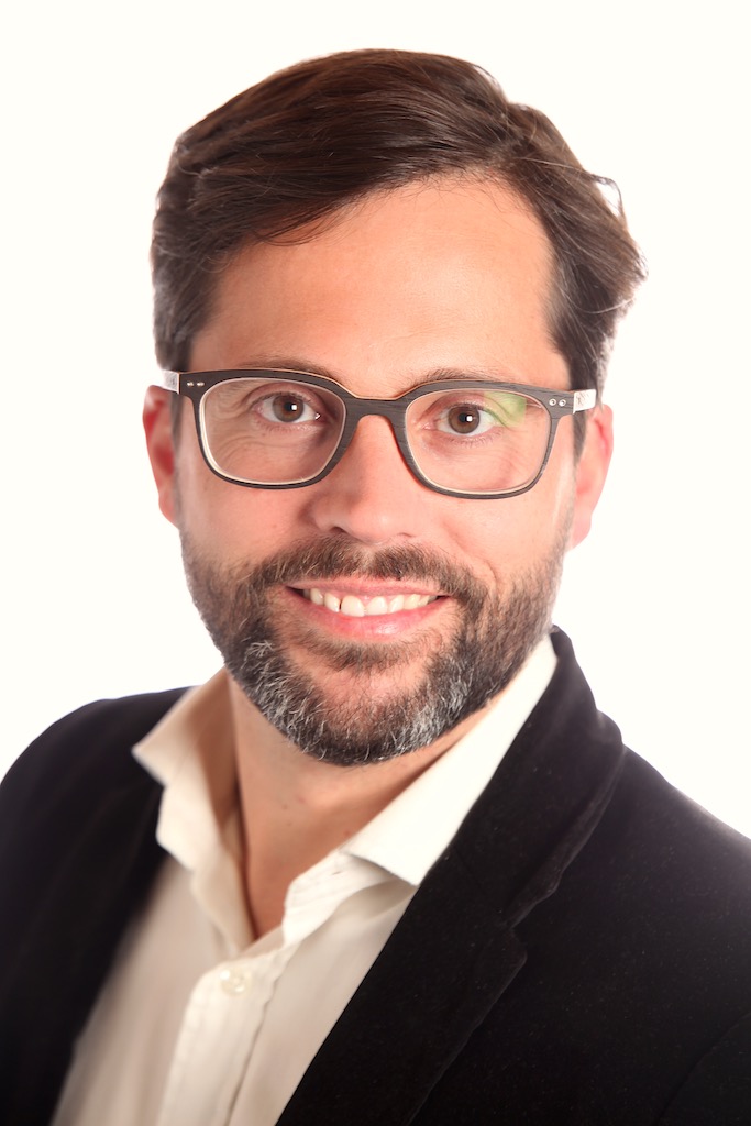 ChambreNCGP's tweet photo. 🏆 [Concours Jeunes Talents de la @ChambreNCGP ] 🎬 Témoignage de 🎤 @Nicolas_Sost  – @PATRIMEA et coach du Concours : « C'est un échange gagnant-gagnant. Nous leur transmettons notre savoir, nos pratiques en échange de leurs remarques, ...» 👌🔗https://t.co/3hrqVzqByP https://t.co/PH28nPYv80