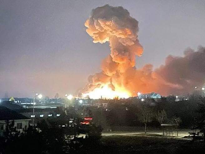 Buio profondo.

Angoscia e disperazione.

Il mio pensiero va alle sofferenze del popolo ucraino, vittima di una dura aggressione.

La diplomazia si adoperi subito per gestire la situazione, i movimenti si mobilitino per riempire le piazze chiedere la #PACE!

#Ucraina