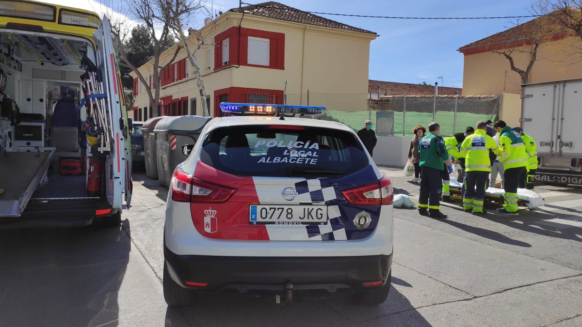 PoliciaAlbacete's tweet photo. En #Jueveslardero tú eliges como quieres acabar…
A) 🌲Disfrutando del día en tu lugar favorito.
B) 🥳Disfrutando del día en tu bar favorito.
C) 🤮No disfrutando del día en la ambulancia ➡️ por el consumo de alcohol o drogas.
🤔Tú eliges…
#Moneando #Albacete https://t.co/H4bmu6B1ls
