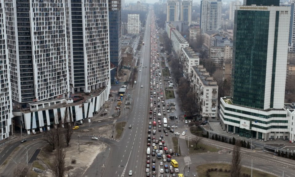 el_pais's tweet photo. 🔴 DIRECTO | Imágenes que nos llegan desde Kiev y los alrededores de la capital de Ucrania:

- Atascos en las salidas de la capital (Ap)
- Ciudadanos ucranios, a su llegada a Polonia (Reuters)
- Colas en los cajeros (Afp)
https://t.co/tICzkCclDW https://t.co/1dBLrv3Veg