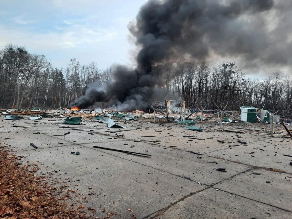 HannaLiubakova's tweet photo. The Ministry of Internal Affairs of Ukraine has published pictures of the border service facilities in the Kyiv region that were shot by Russian troops. Kyiv region borders only with #Belarus https://t.co/hyWNqx9Wy7