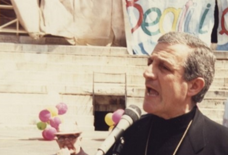 StefanoLamp's tweet photo. Negli anni Novanta, quando la scelta dell'obiezione di coscienza al servizio militare aveva un senso profondo, ci guidavano nel cammino maestri come don #Tonino #Bello. Sapevano indicarci, con l'esempio, quali fossero le via per la pace. A partire dalla nonviolenza. #PACE #guerra https://t.co/4rf4e3TUl5