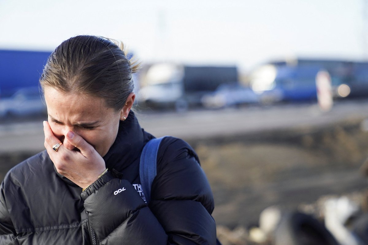 RCR750's tweet photo. #ATENCIÓN vean las imágenes que llegan desde Kiev y los alrededores de la capital de Ucrania:
- Atascos en las salidas de la capital (Ap)
- Ciudadanos ucranios, a su llegada a Polonia (Reuters)
- Colas en los cajeros (Afp) https://t.co/J1M3KTH8xd
