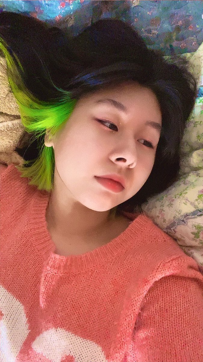 Ershovinka's tweet photo. Да здравствуют фильтры💚
А еще у меня родинка посередине лба, что означает мудрость или счастливый брак... А где? https://t.co/Cvdys1JWDi
