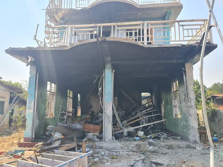 b3rry_y's tweet photo. Fighting broke out between the military terrorists and Karenni Forces for nine days.Military terrorists using the fighter jets to bomb in #Phekon Tsp at least seven times since 11 am today, destroying many houses and properties of the locals.
#2022Feb24Coup #WarCrimesOfJunta https://t.co/aWA0BMtIsa