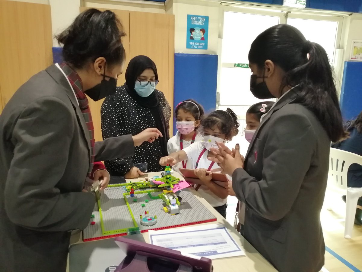 Wow moment... Kg2 students learning Wedo from grade 4 students. <a href="/GEMSGLS/">GLS</a> <a href="/bhawna_sajnani/">Bhawna Sajnani</a> <a href="/ashex16/">Asha Alexander UN Accredited #ClimateChange Leader</a> <a href="/latavenkatlata/">Latha Venkateswar</a> <a href="/GEMS_ME/">GEMS Education</a> #steamcarnival