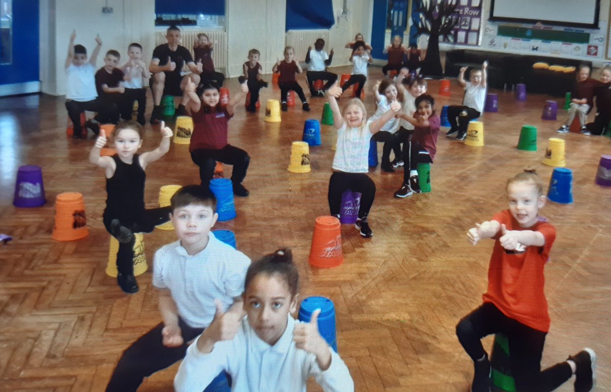 hartleybrookPE's tweet photo. Y2 had lots of fun in PE stacking cups. Great teamwork . Thanks Andy from @ArchesSSP   we loved it! @HartleyBrookPri @astreaacademies @TotallyRunable @crossleyandrewj https://t.co/S5plbkIfOc