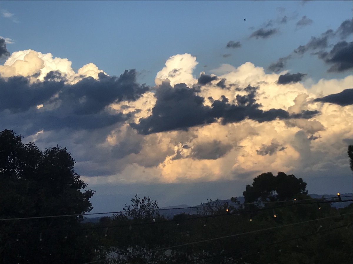 oystar3's tweet photo. ⁦@VicStormChasers⁩ some big bangers in the hills east of ALbury https://t.co/qfZreFk50K