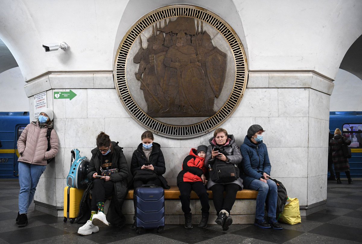 Ukrainee2022's tweet photo. En la capital de Ucrania, Kyiv, las estaciones de metro se han convertido en búnkeres improvisados. #ConflictoRusiaUcrania #24Febrero https://t.co/VFe4745O0t