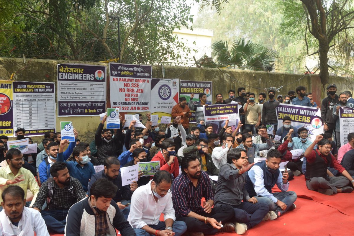 IndEnggA's tweet photo. बेरोजगारी की मार युवा चुपचाप सह रहे हैं,
लेकिन देश की सरकार से कुछ नहीं कह रही हैं. आगे आओ, अवाज़ बुलंद करो !!

#IRMS_SSE_JEN_For_Engineers 

@IndiaAheadNews @CNNnews18 @TheLallantop @ravishndtv @ajitanjum @PragyaLive @ZeeNews @BBCHindi https://t.co/XcgF8Kby9k