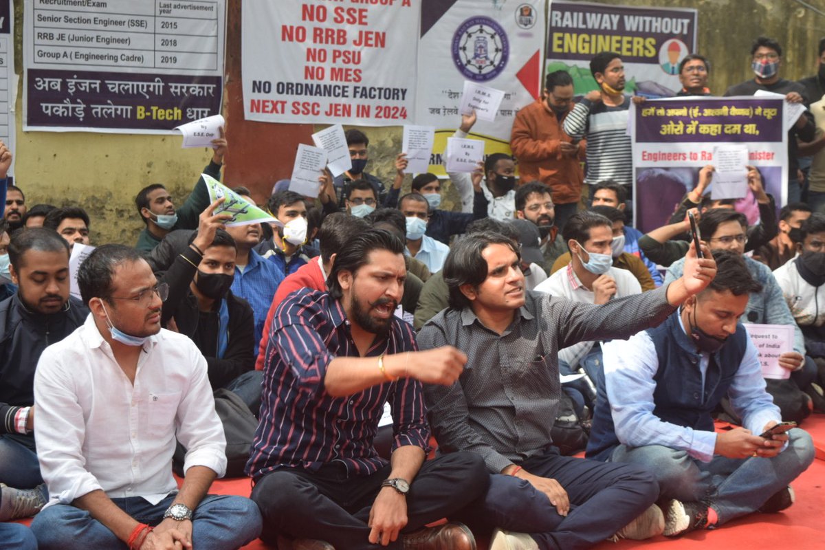 IndEnggA's tweet photo. बेरोजगारी की मार युवा चुपचाप सह रहे हैं,
लेकिन देश की सरकार से कुछ नहीं कह रही हैं. आगे आओ, अवाज़ बुलंद करो !!

#IRMS_SSE_JEN_For_Engineers 

@IndiaAheadNews @CNNnews18 @TheLallantop @ravishndtv @ajitanjum @PragyaLive @ZeeNews @BBCHindi https://t.co/XcgF8Kby9k