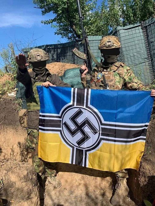 outsidersesp's tweet photo. Desde el 2014, el ejército ucraniano ha asesinado a más de 13.000 personas en la zona del Donbass. 

Estos asesinaban una vez tras otra con el silencio cómplice de todos. 

Ahora que Rusia ha respondido, todos alzan la voz. https://t.co/HfB8BNckku
