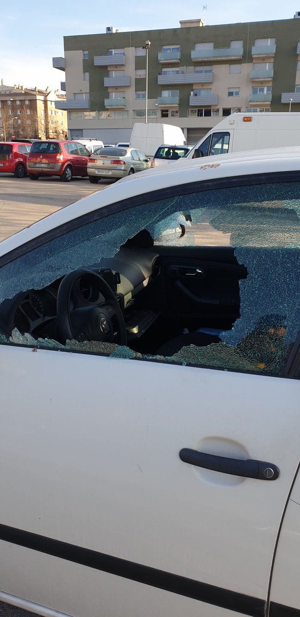 EsteveAguilera's tweet photo. Hola @ajfigueres @perecasellas , això també és una "percepció" de en què s'està convertint #figueres? Aparcat en un pàrking públic, ni extraradis ni carreros foscos. 2 finestres trencades... https://t.co/tEh9xiGZuC