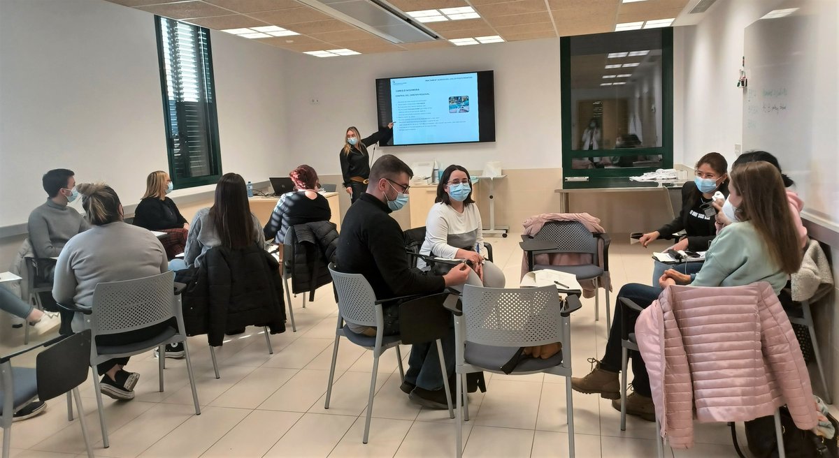 hggranollers's tweet photo. Formació de Gestió del Dolor 👩🏽⚕️
Ahir vam engegar una nova edició d'un dels nostres cursos estrella per garantir una bona atenció i control del dolor als nostres pacients ❤️
#HospitalGranollers #Controldeldolor #Dolor #Infermeria https://t.co/5ud26JLMIr