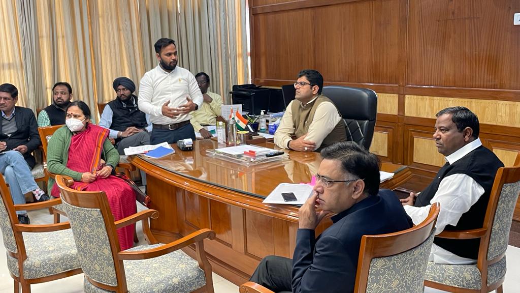 Dchautala's tweet photo. प्रदेश के हर गांव व शहर में लगाए जाएंगे माइक्रो एटीएम, जिससे डिपो-संचालकों को अतिरिक्त आमदनी होगी। पायलट के तौर पर पांच शहरों में परीक्षण किया जायेगा। https://t.co/uGZpIdMT80