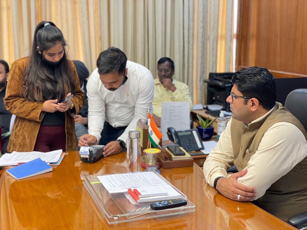Dchautala's tweet photo. प्रदेश के हर गांव व शहर में लगाए जाएंगे माइक्रो एटीएम, जिससे डिपो-संचालकों को अतिरिक्त आमदनी होगी। पायलट के तौर पर पांच शहरों में परीक्षण किया जायेगा। https://t.co/uGZpIdMT80