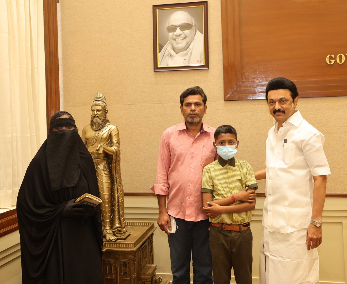 mkstalin's tweet photo. யாரையும் வெறுக்காமல் அன்பு செலுத்தவேண்டும் எனச் சிறுவன் அப்துல் கலாம் பேசிய காணொளி கண்டு நெகிழ்ந்தேன். நேரில் அழைத்துப் பாராட்டினேன்.

சாதி, மதப் பாகுபாடுகளைக் கற்பிக்காமல் சிறுவனின் மனதில் அன்பையும் மனிதநேயத்தையும் விதைத்த அவரது பெற்றோரும் ஆசிரியர்களும் பாராட்டுக்குரியர். https://t.co/foXzlA1UeE