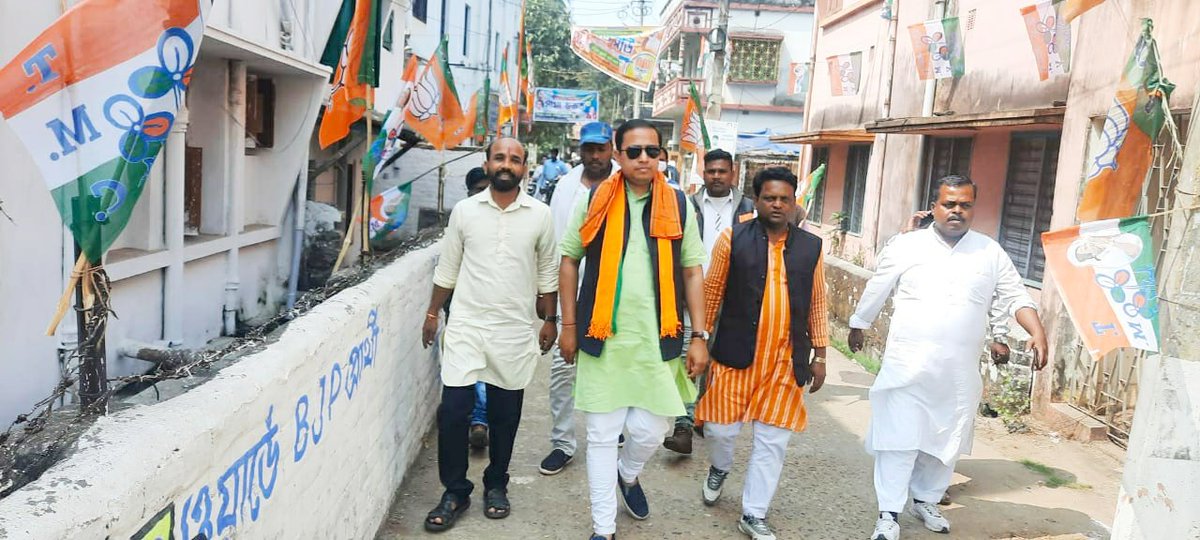 BiswanathDolai5's tweet photo. #Medinipur_Municipal_Election
Door to door Campaign at Medinipur municipality,, 20 No Ward,  #Vote_for_Development,
#Vote_for_BJP
@DrSudipDas @Amitava_BJP @DrSukantaBJP @LalSinghArya @blsanthosh @BjpScMorchaWB @BJP4Bengal @BJP4India https://t.co/eemO8QtC7D