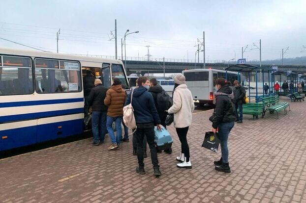 le_Parisien's tweet photo. #UkraineRussie Des centaines d’Ukrainiens quittent Kiev après l’annonce de Vladimir Poutine, d'autres se réfugient à l’intérieur du métro pour se protéger d’éventuels bombardements...

Huit images poignantes d'un pays qui s'est réveillé en guerre
➡️ https://t.co/UKkTSnblRa https://t.co/7QatPR13V5
