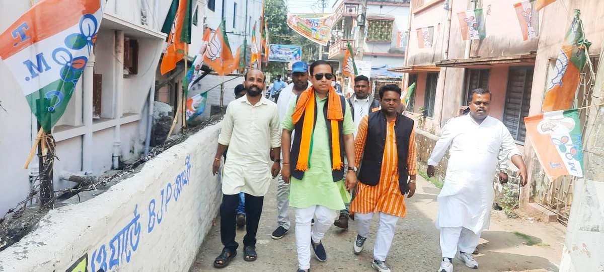 BiswanathDolai5's tweet photo. #Medinipur_Municipal_Election
Door to door Campaign at Medinipur municipality,, 20 No Ward,  #Vote_for_Development,
#Vote_for_BJP
@DrSudipDas @Amitava_BJP @DrSukantaBJP @LalSinghArya @blsanthosh @BjpScMorchaWB @BJP4Bengal @BJP4India https://t.co/eemO8QtC7D