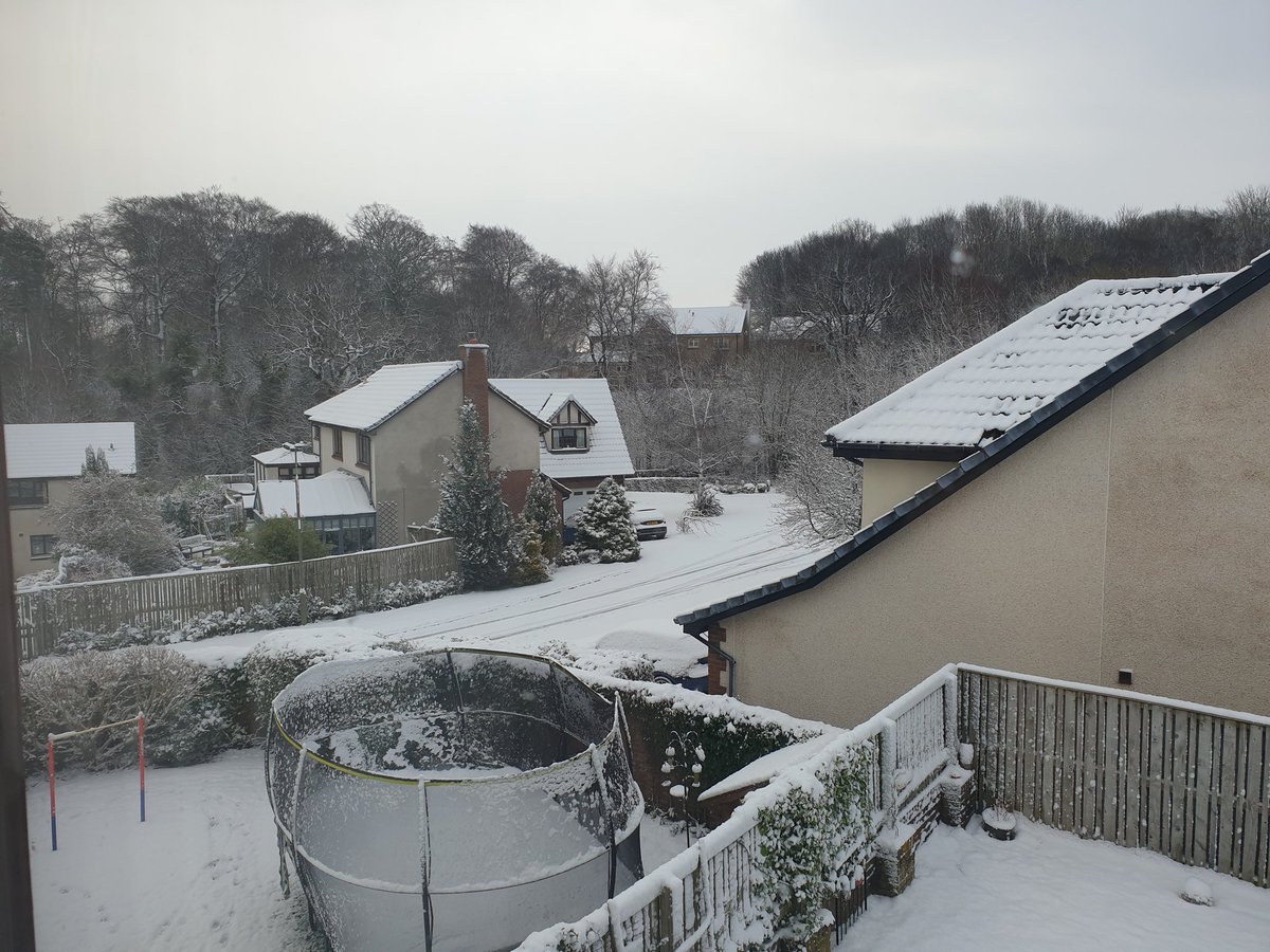 LubnaKerr's tweet photo. Winter wonderland. Driving home last night after my gig was scary. But wouldn't have missed it for the world. Long live life comedy.
#snow #roads #council #gritted https://t.co/X62oH6pmSk