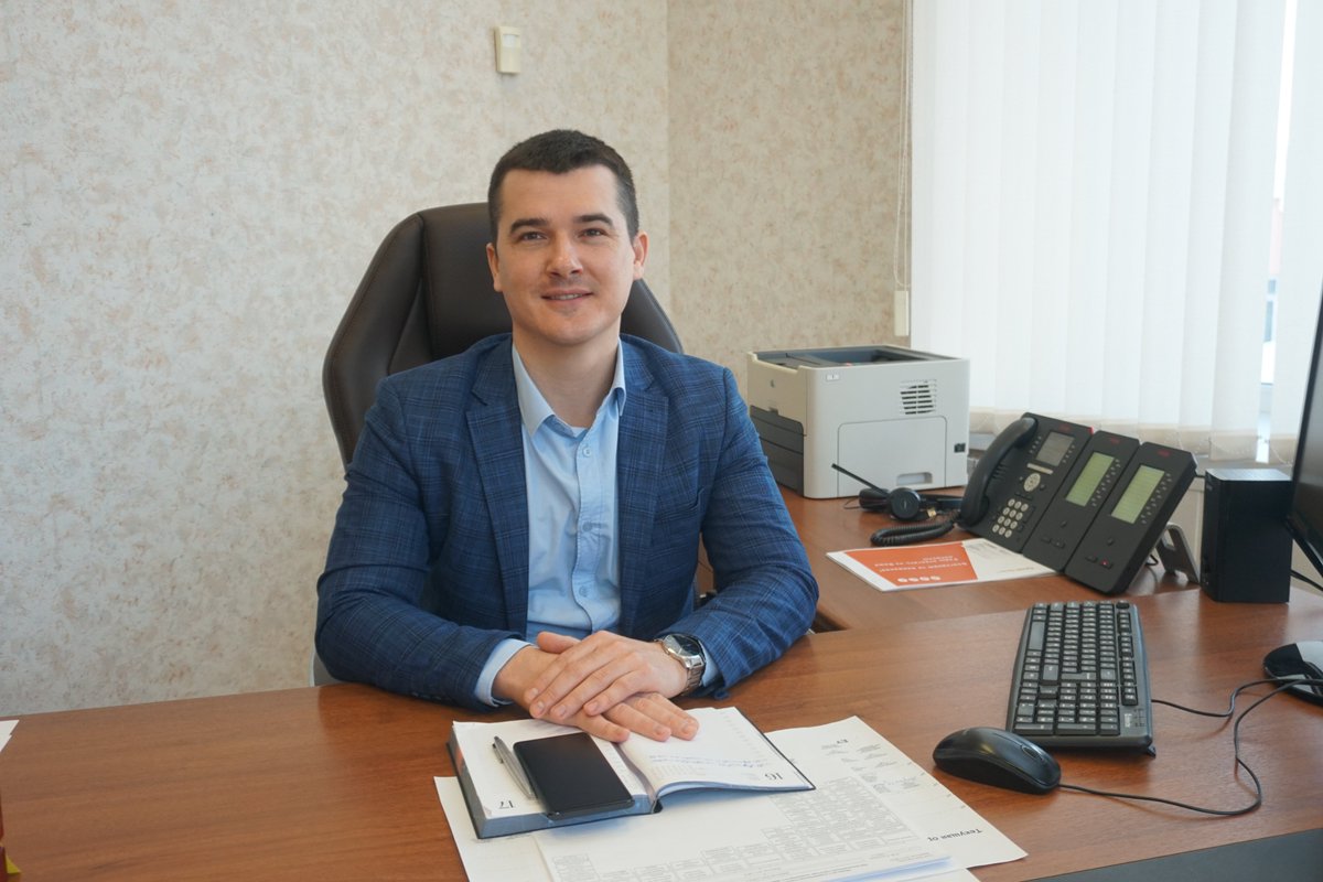 electrokabel's tweet photo. Знакомьтесь. Дмитрий Смирнов, заместитель директора АО "ЭКЗ" по технологии. Хоть должность на предприятии и новая, сам Дмитрий уже знаком многим заводчанам. Он руководил технологической службой "Уралкабеля", часто бывал на ЭКЗ и одно время замещал главного технолога завода https://t.co/mbh1NYPofe