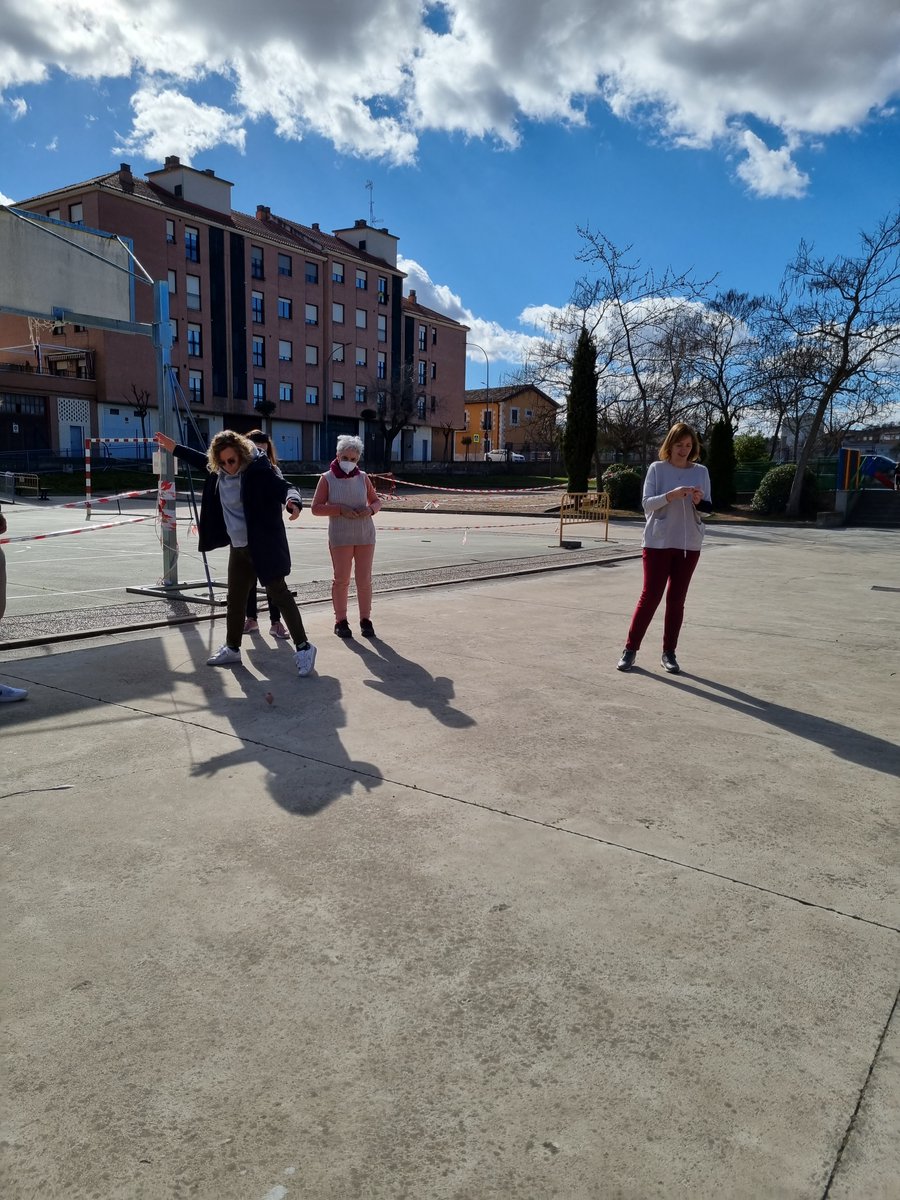 El lunes recibimos una formación sobre juegos tradicionales. Los alumnos disfrutarán de estos juegos durante dos semanas en la hora del patio. ¿Quién no ha jugado a la rana, el filocho, el calderón, los cromos, el aro, la peonza...? 
<a href="/e_fuchu/">EFuchu</a>