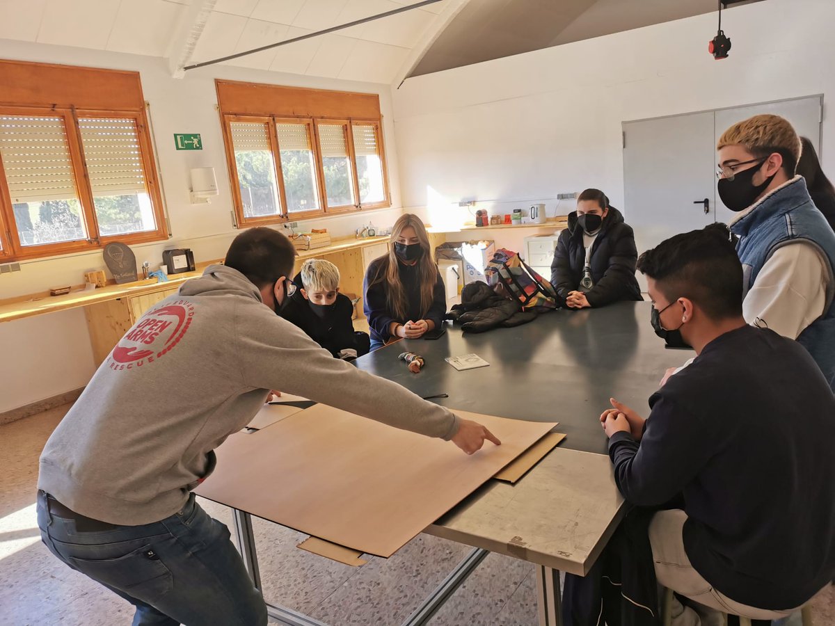 Ahir els alumnes d'Activitats Comercials vam anar al FabLab per començar el procés de prototipatge dels nostres projectes! Moltes gràcies com sempre pel vostre temps!  Construint-nos com emprenedors! <a href="/Klaab_fablab/">Klaab SCCL</a>