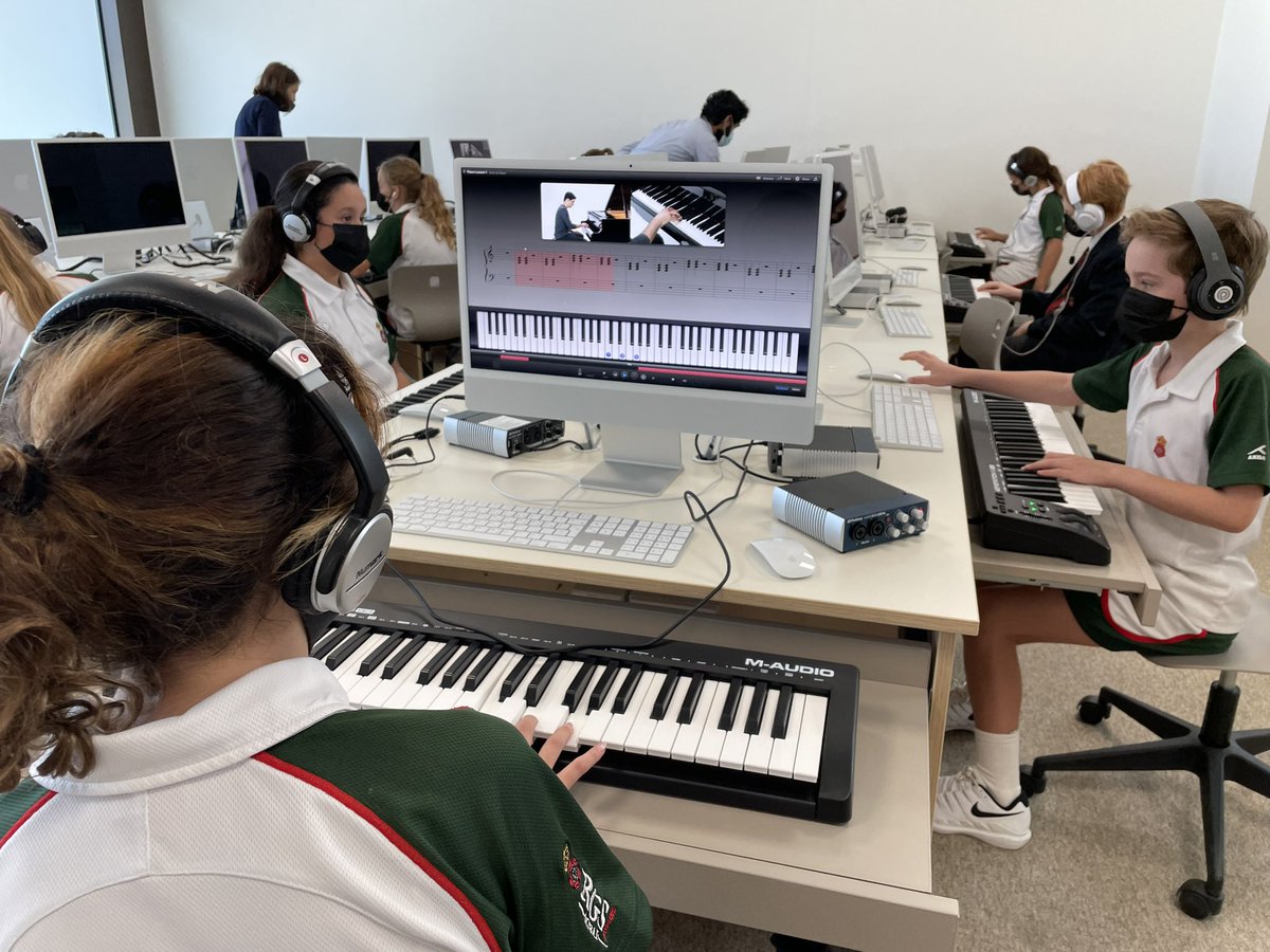 MrAndiPrice's tweet photo. Great to see our new 🍏 M1 Mac 🖥 Music suite being used by #Year6 @rgsguildforddxb absolute superb facility 🎶 🎼 🎹  

@AppleEDU @jtrs_uae @CognitaSchools #CognitaWay #CollabUAE 🇦🇪 @RGSGISchools https://t.co/zKmfH73NRc