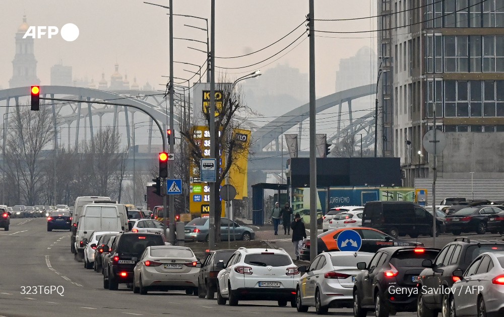 Dans le métro de Kiev ce matin, des dizaines d'habitants tentent de se mettre à l'abri ou de quitter la ville. Des voitures remplies de familles filent vers l'extérieur de la la capitale, l'ouest ou à la campagne, au plus loin de la frontière russe, située à 400 km #AFP