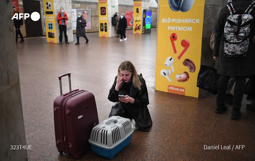 afpfr's tweet photo. Dans le métro de Kiev ce matin, des dizaines d'habitants tentent de se mettre à l'abri ou de quitter la ville. Des voitures remplies de familles filent vers l'extérieur de la la capitale, l'ouest ou à la campagne, au plus loin de la frontière russe, située à 400 km #AFP https://t.co/jk1qG8kDUP