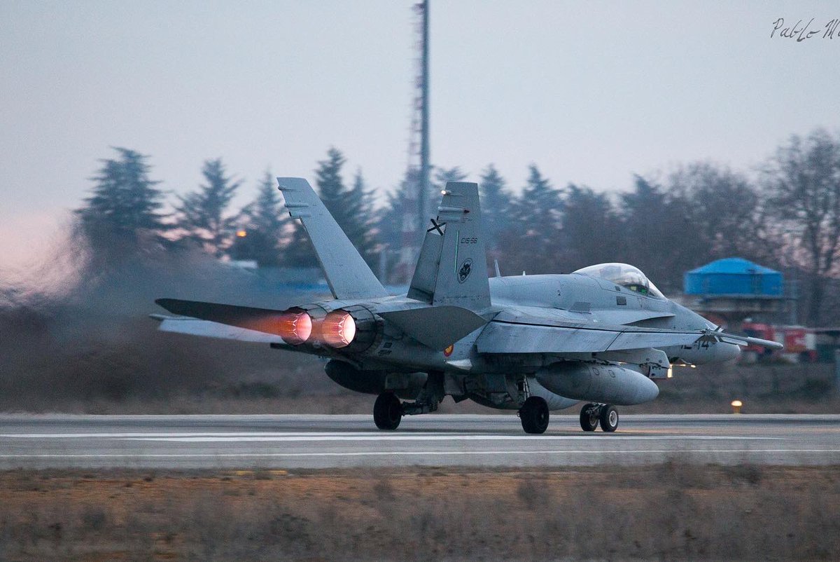 23/02/22 Ayer nuestros #Spotters pudieron disfrutar de la salida de los F-18 #Hornet al atardecer hacia su base en Torrejón #Ala12, en visita al Aeródromo Militar de #León. Fotografías: 📸 @aviationlelnspain @AvistamientosA / 📸 @pablomateosneira