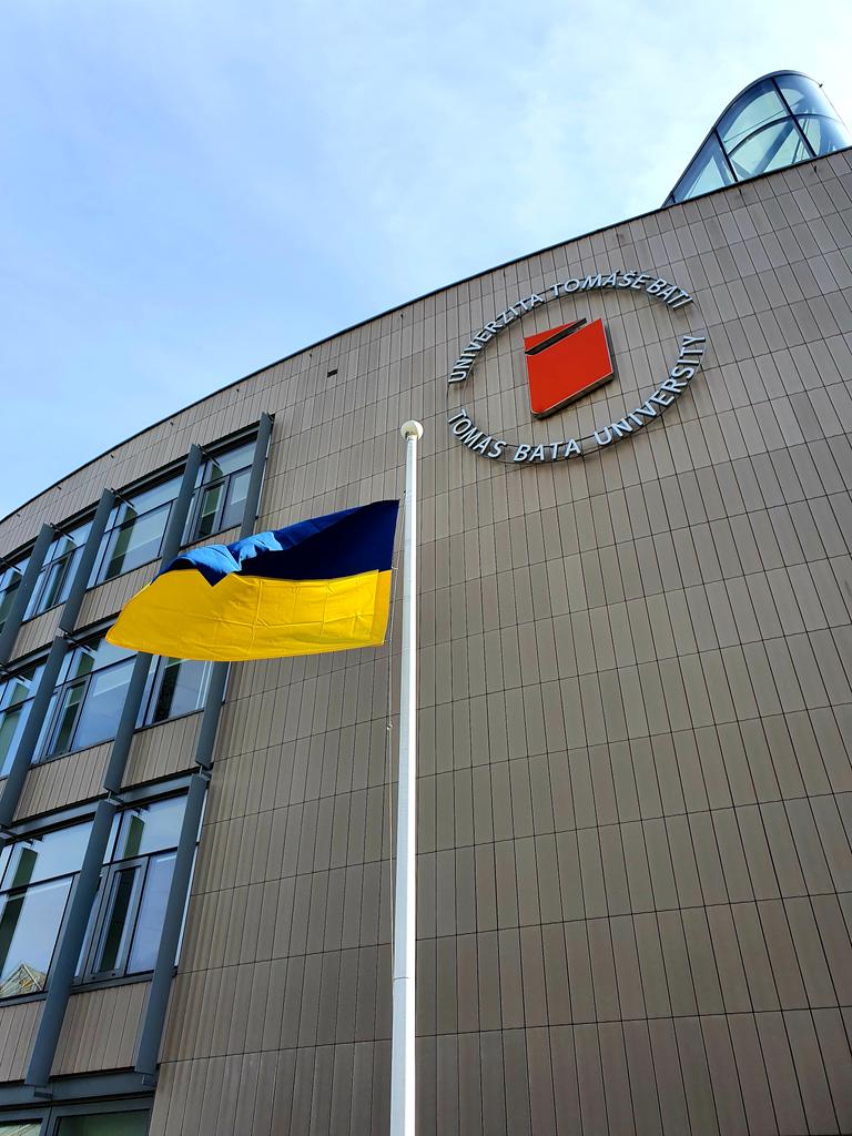 roman_verner's tweet photo. Rektor @UTBZlin Vladimír Sedlařík dnes před rektorátem vztyčil ukrajinskou vlajku. Studentům z @ukr nabídne pomoc a podporu. Partnerským univerzitám na @ukr pak stipendijní programy, aby jejich studenti mohli přijet studovat do Zlína. @CRozhlas https://t.co/dTFzlzRKFm