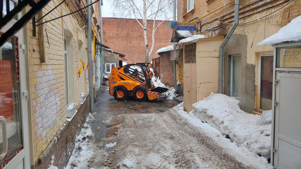 МП "Жилсервис" проводит вывоз снега с внутридворовой территории по адресу: улица Ленинградская, 58. <a href="/rradyukov/">Роман Радюков</a> <a href="/AdmSamRna/">Администрация Самарского внутригородского района</a>