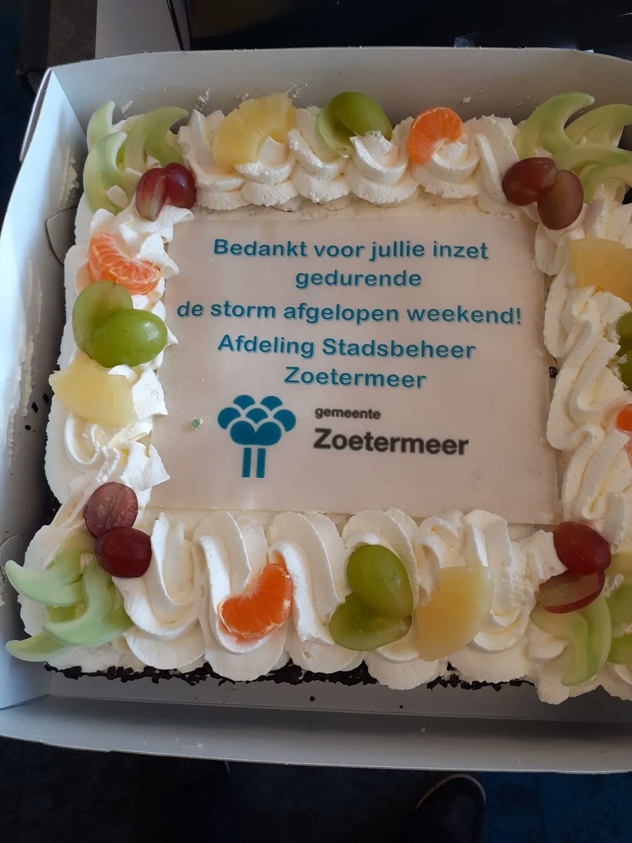 3 stormen achter elkaar. Er is door verschillende ploegen zeker afgelopen weekend hard gewerkt om noodzaken op te pakken. Deze geste van de gemeente is zeer attent en wordt ook zeker gewaardeerd. Bedankt allemaal!! #noodkappen #stormschade #gemeentezoetermeer #stadsbeheer