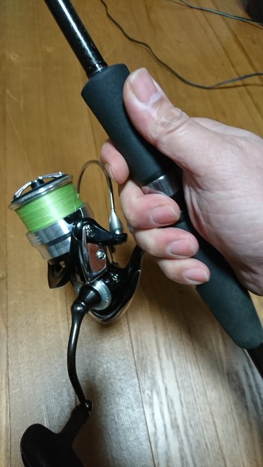 手の小さい人に朗報 大きな番手のスピニングリールはこう使う 重いタックルでも確実な糸ふけの解消が可能です 魚釣りを勉強中