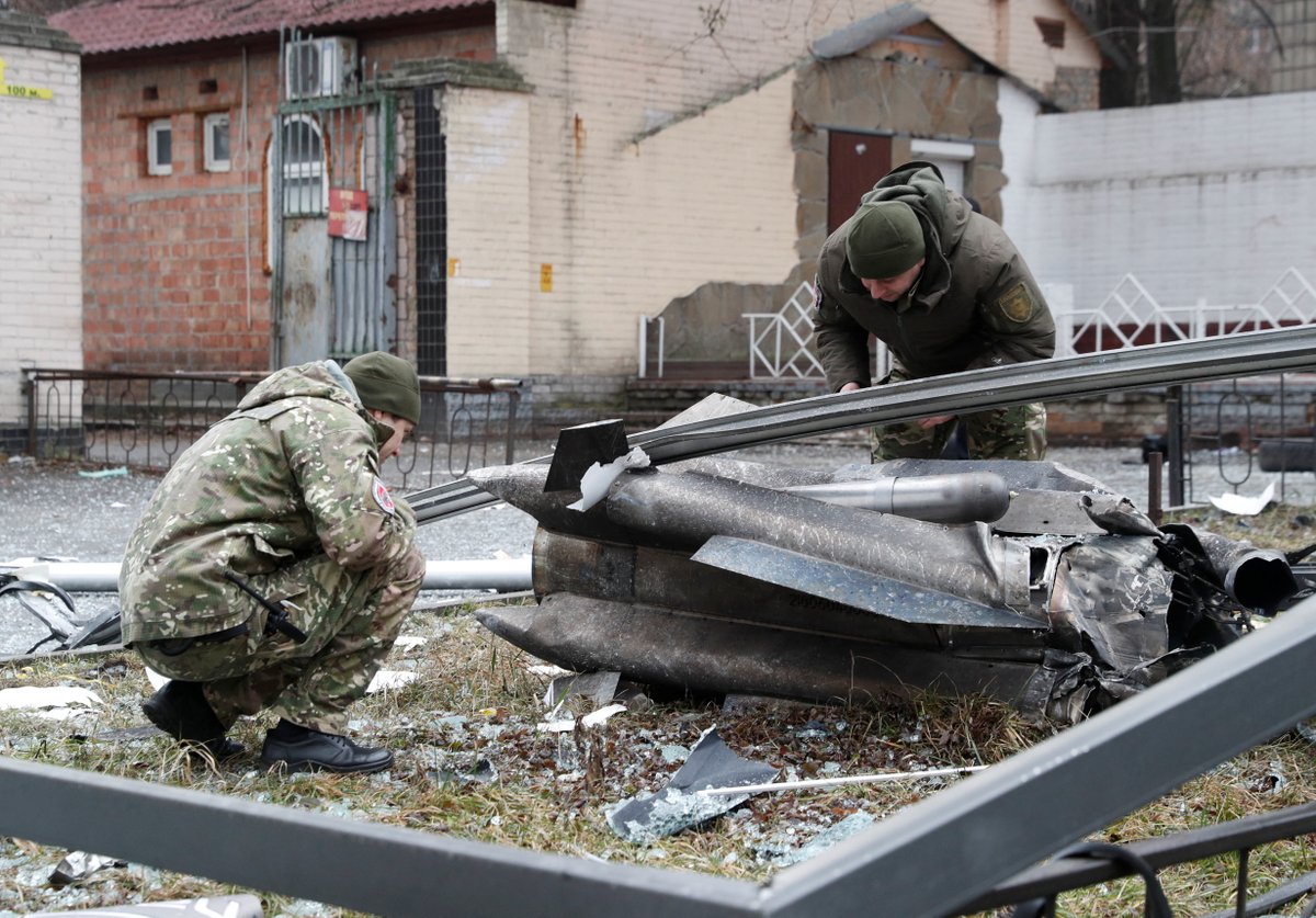 infobaeamerica's tweet photo. 🔴 28 fotos de cómo amaneció Ucrania tras los bombardeos de Rusia

🔶 Miles de personas buscan refugió luego de la invasión que ordenó Vladimir Putin esta madrugada

🔶 Misiles impactaron en zonas urbanas

https://t.co/kdLrQ34pwX https://t.co/k8cwVONTLY