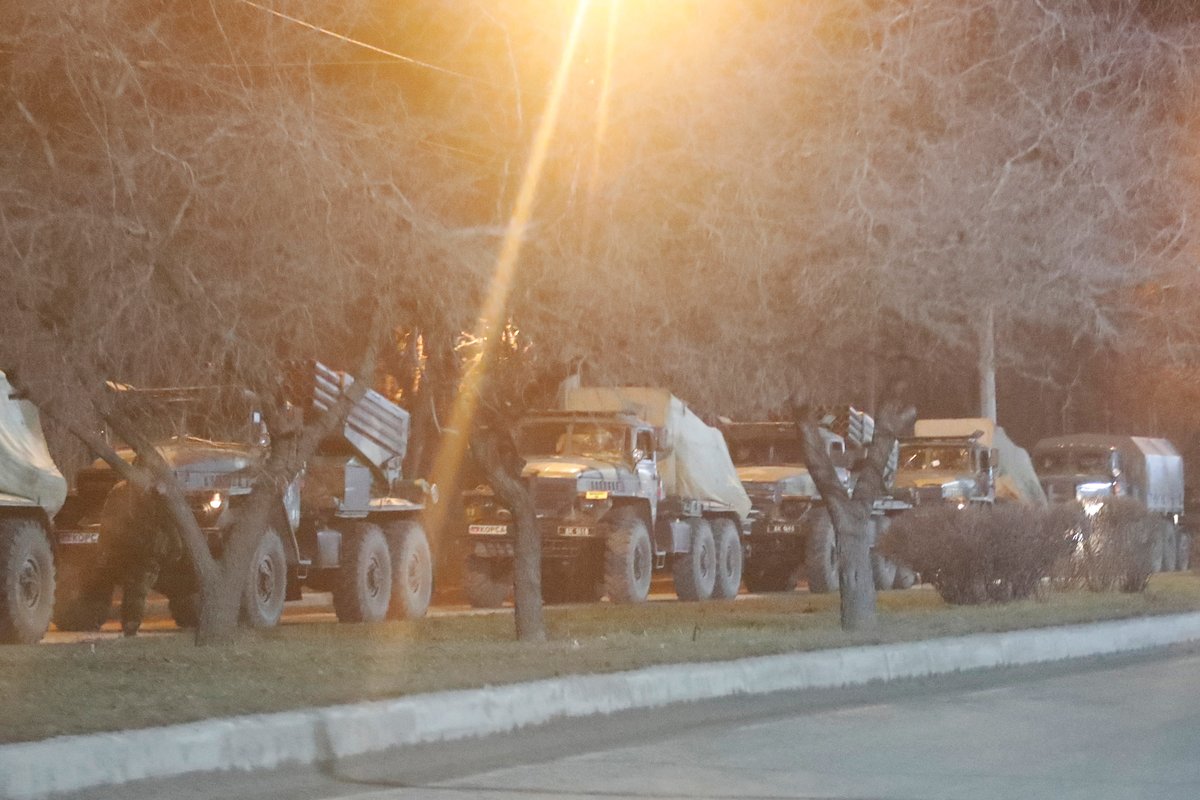 infobaeamerica's tweet photo. 🔴 28 fotos de cómo amaneció Ucrania tras los bombardeos de Rusia

🔶 Miles de personas buscan refugió luego de la invasión que ordenó Vladimir Putin esta madrugada

🔶 Misiles impactaron en zonas urbanas

https://t.co/kdLrQ34pwX https://t.co/k8cwVONTLY